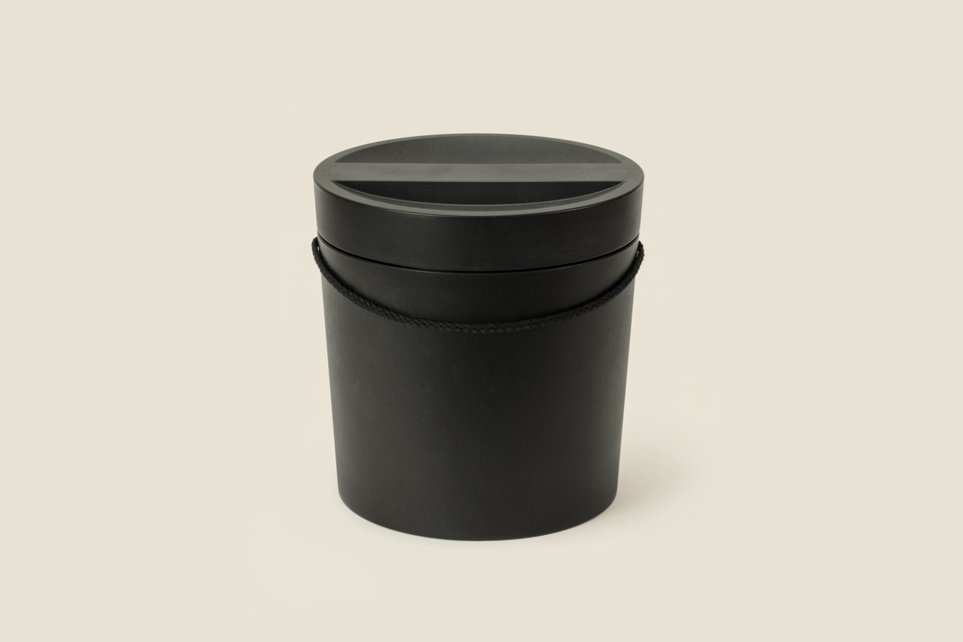 Naturn-Kaarna_urn_black_s1.jpg