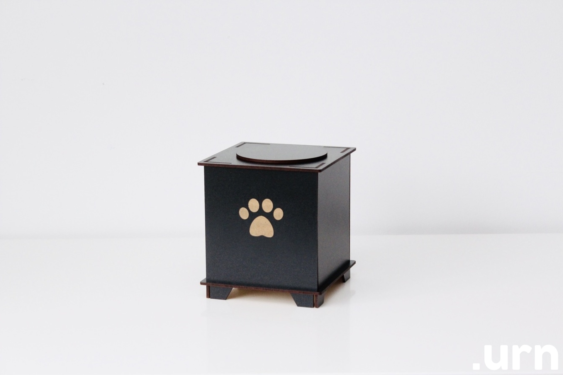 lemmiklooma urn must püsti.JPG