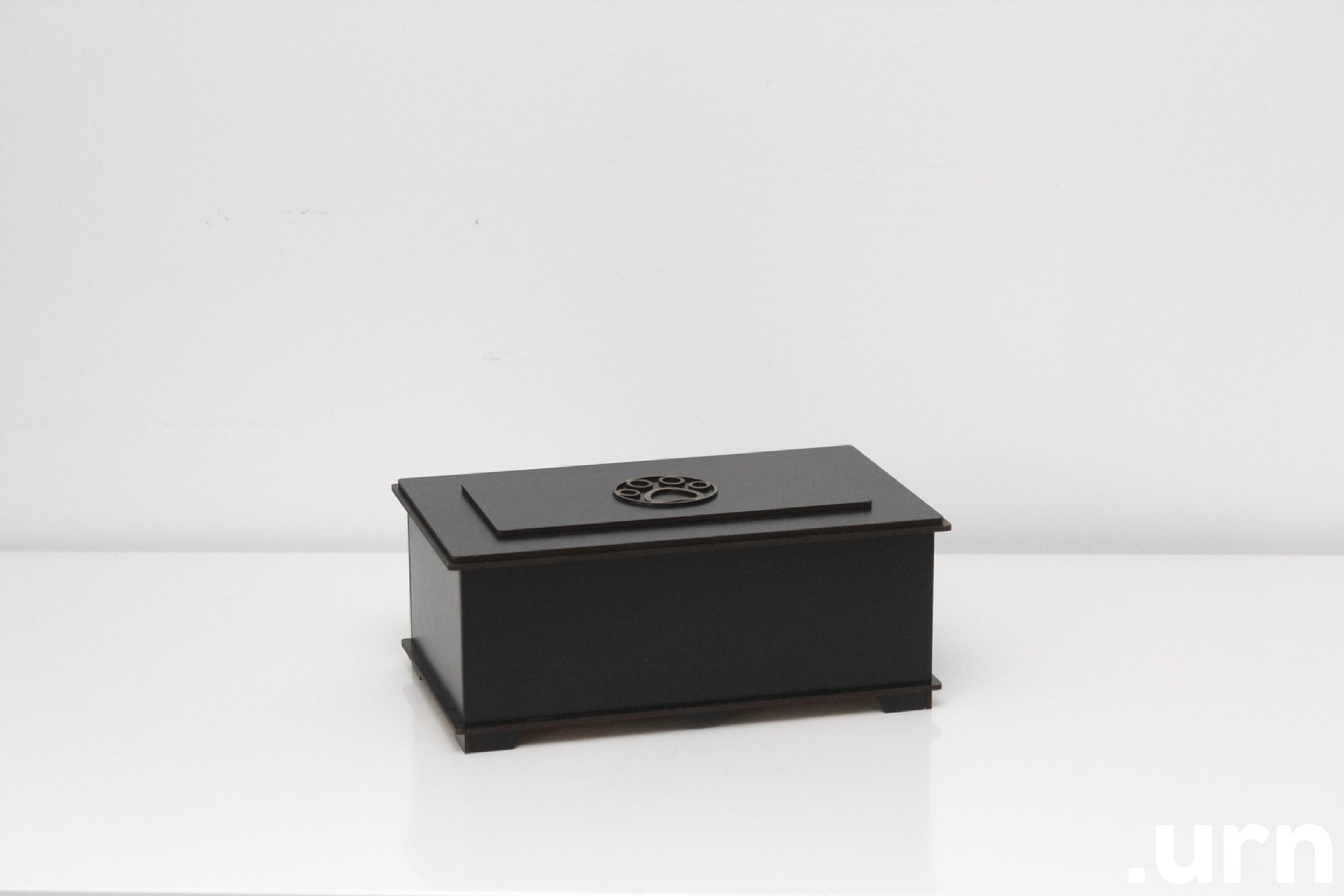 lemmiklooma urn must pik.JPG