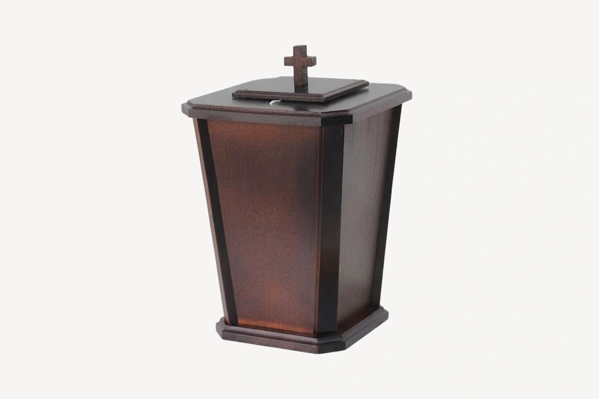 pruun-vaasikujuline-männipuu-urn.webp