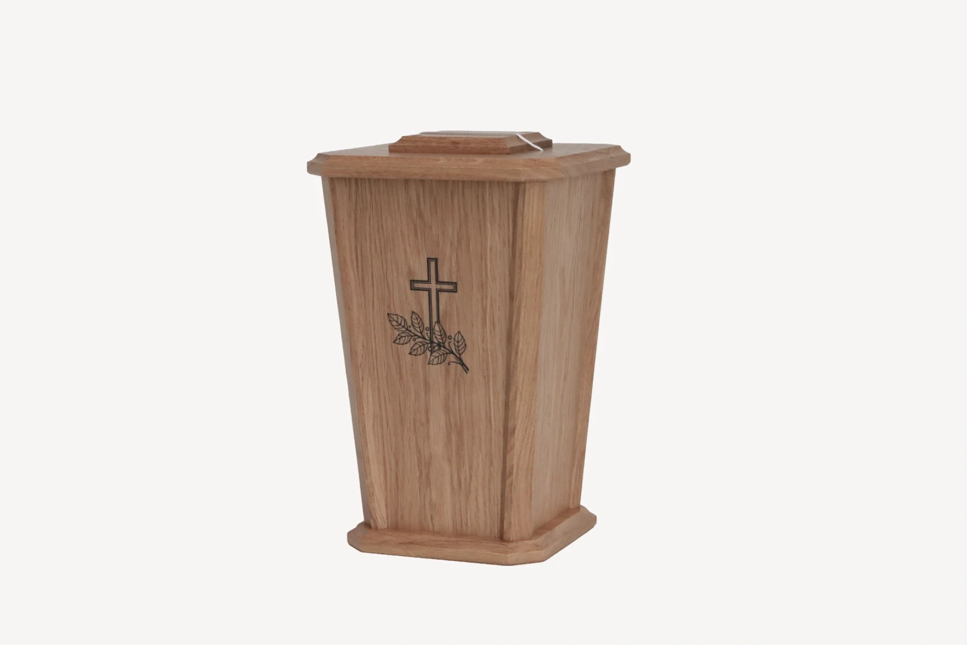 puulehe-ristiga-männipuust-urn.webp