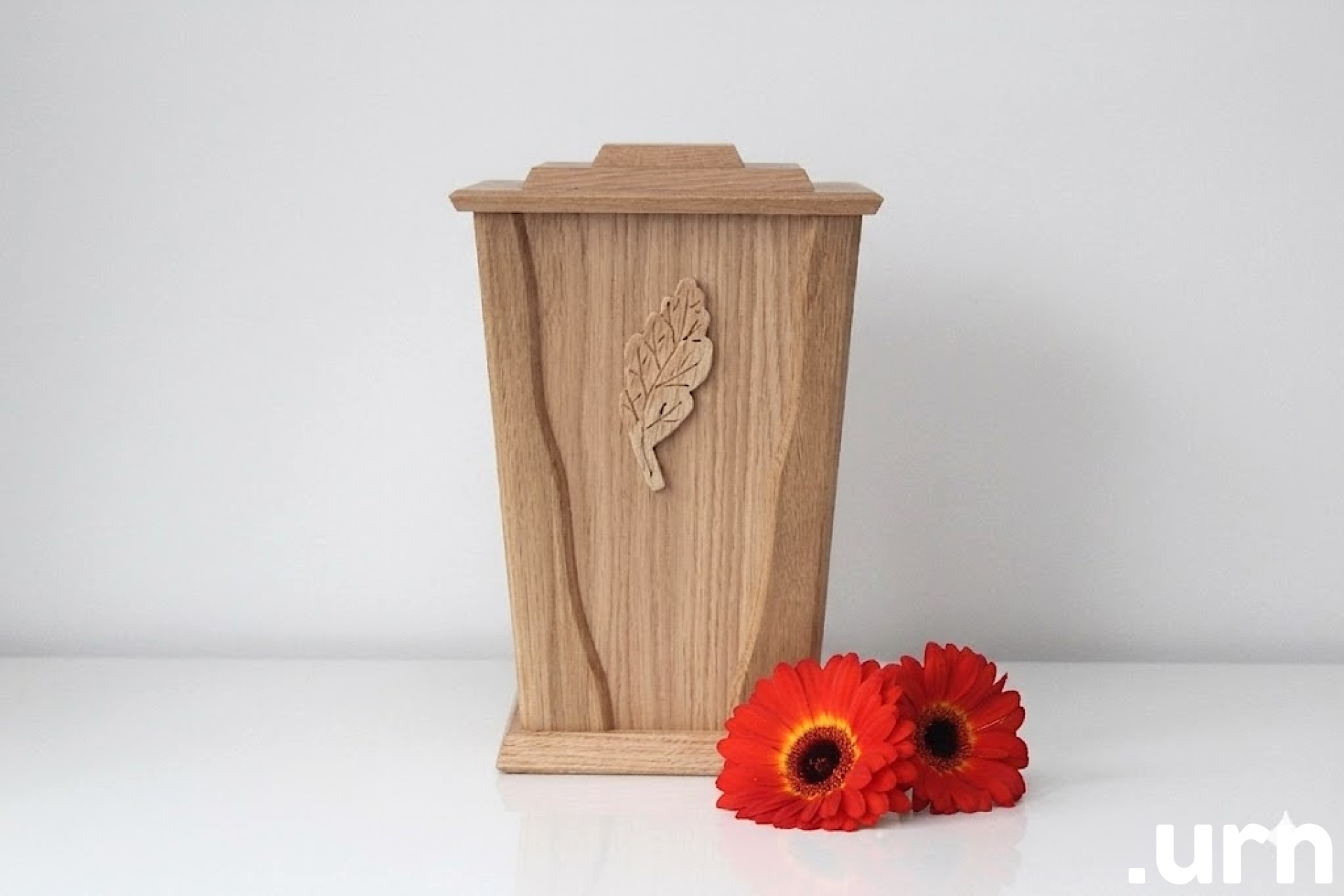 tammepuidust matuseurn lehega hele.jpeg