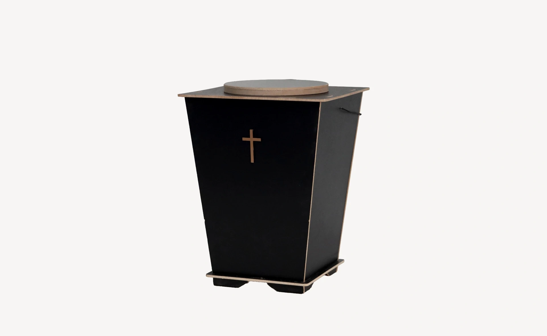 must-pressitud-puidust-tuhaurn-ristiga.webp