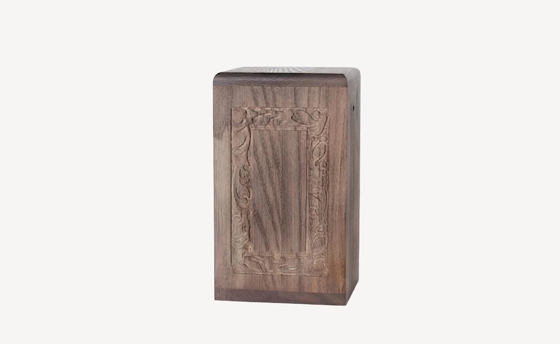 tumepruun-graveeringuga-tammepuidust-urn.webp