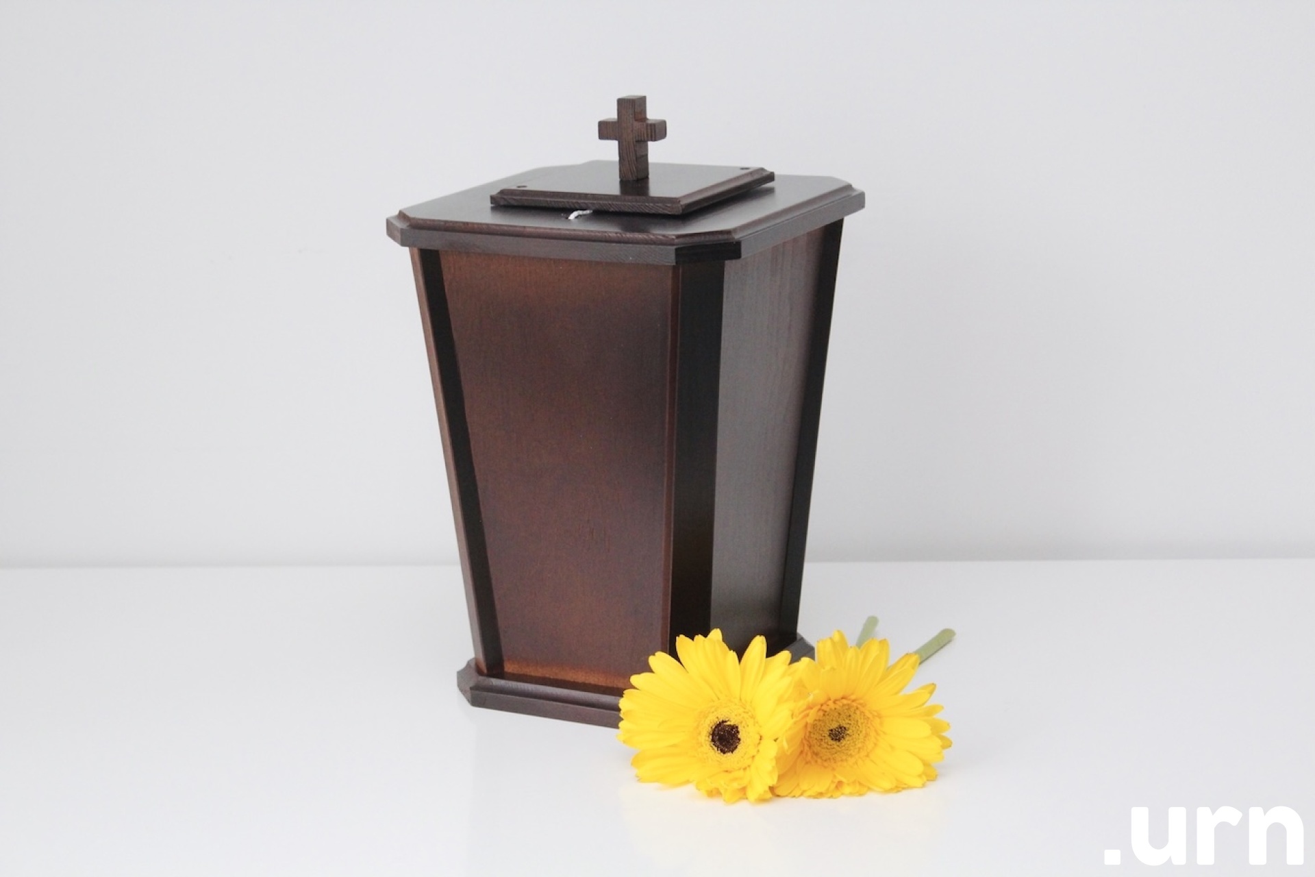 0028 pruun männipuidust urn.JPG