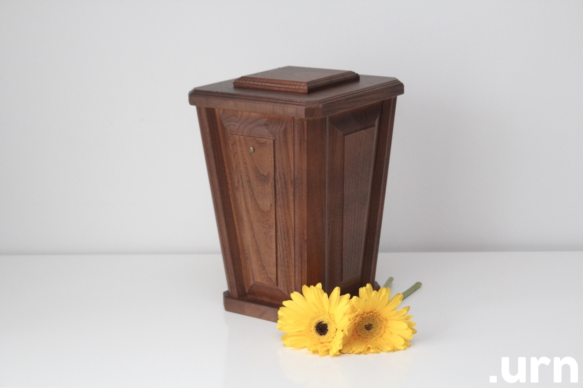 Vaasikujuline Pruun Männipuidust Urn 0064.JPG