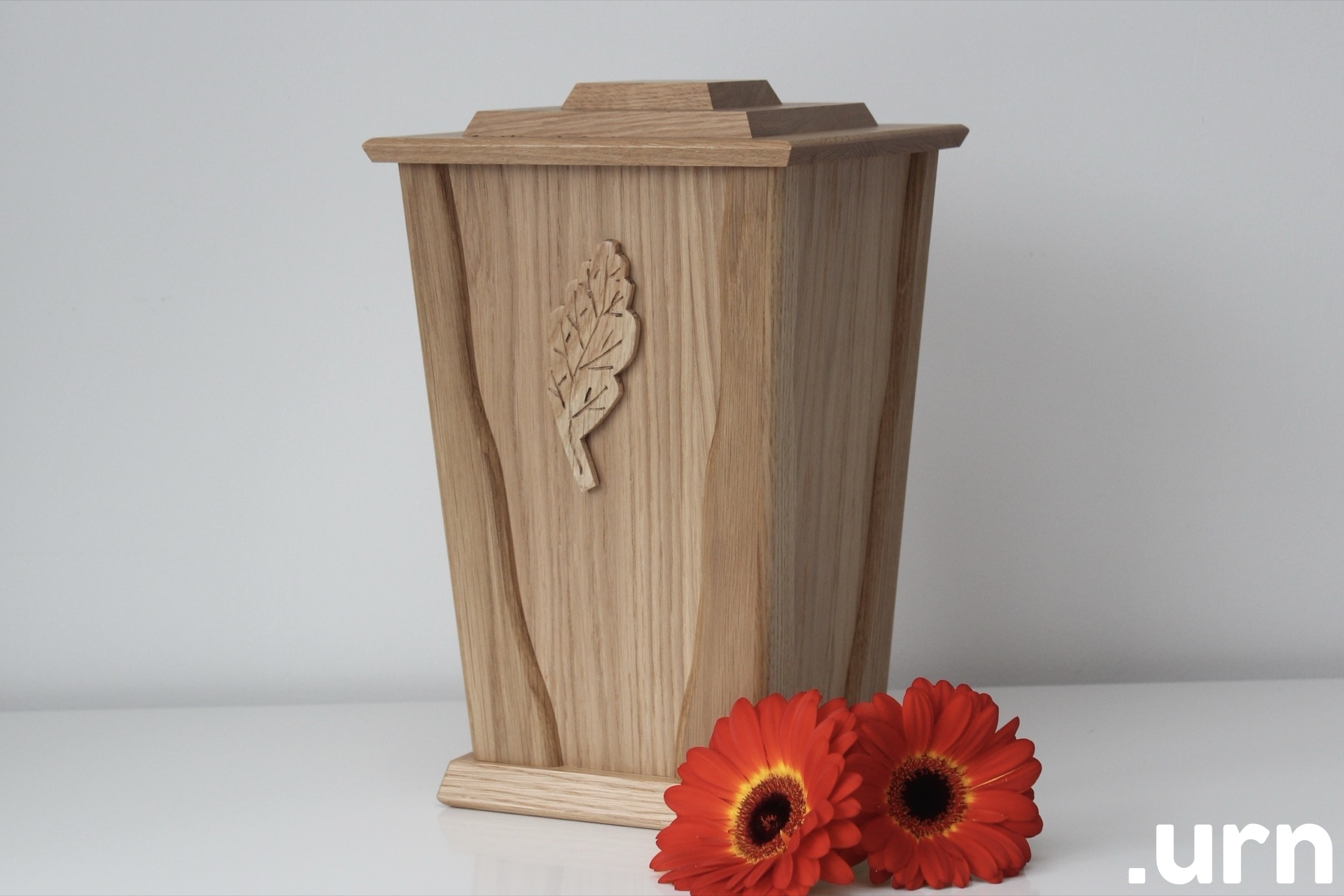 Lehe Motiiviga Hele Tammepuidust Urn 0069