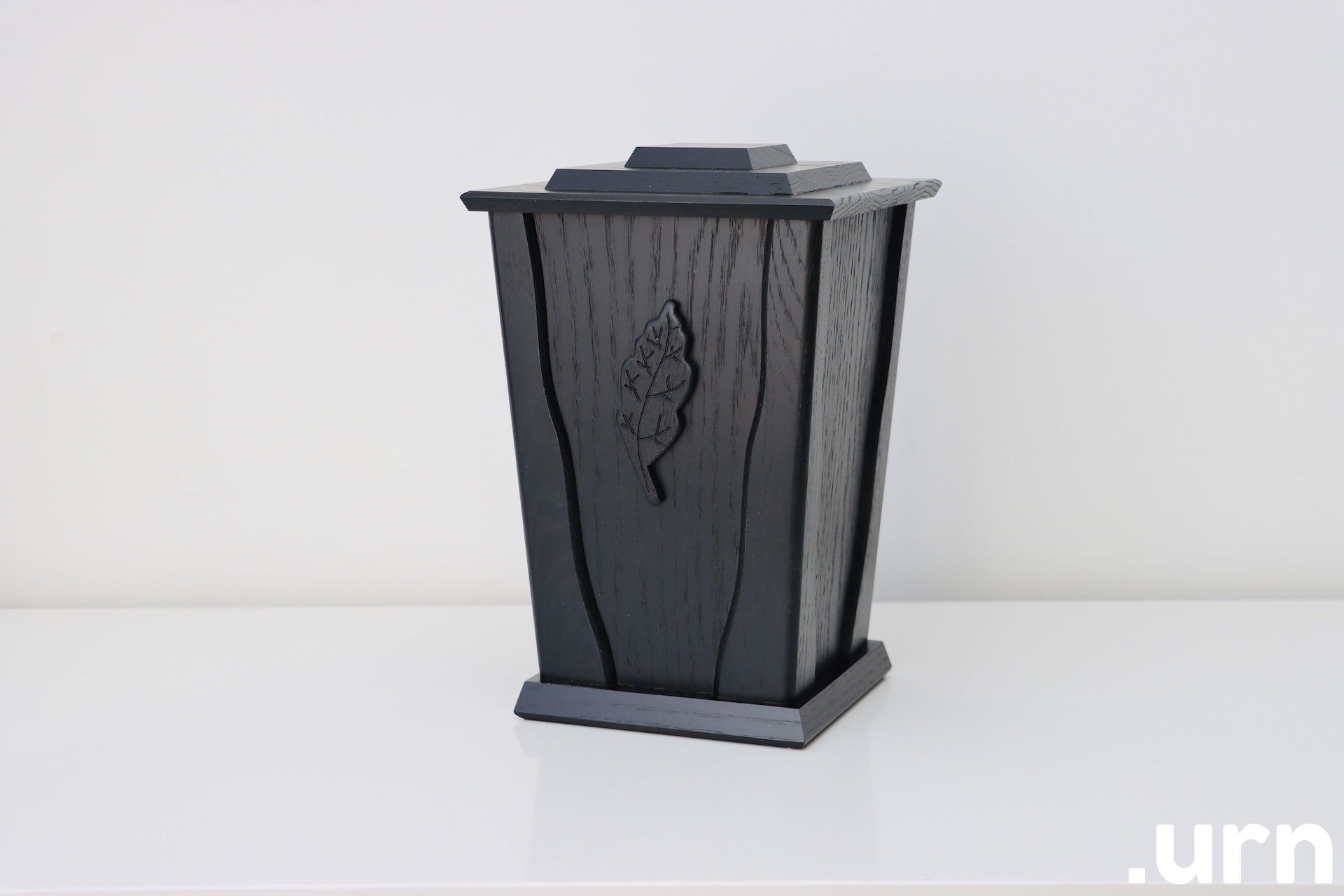  Lehe Motiiviga Must Tammepuidust Urn 0168