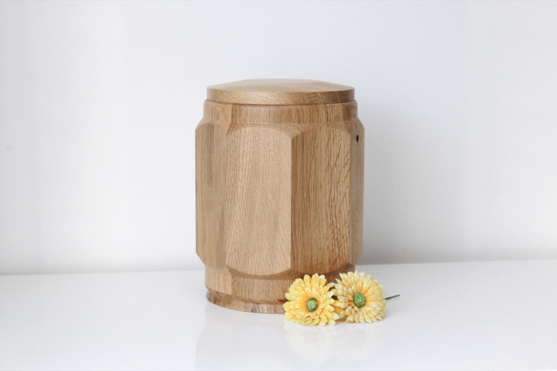 Tammepuidust Urn 0094