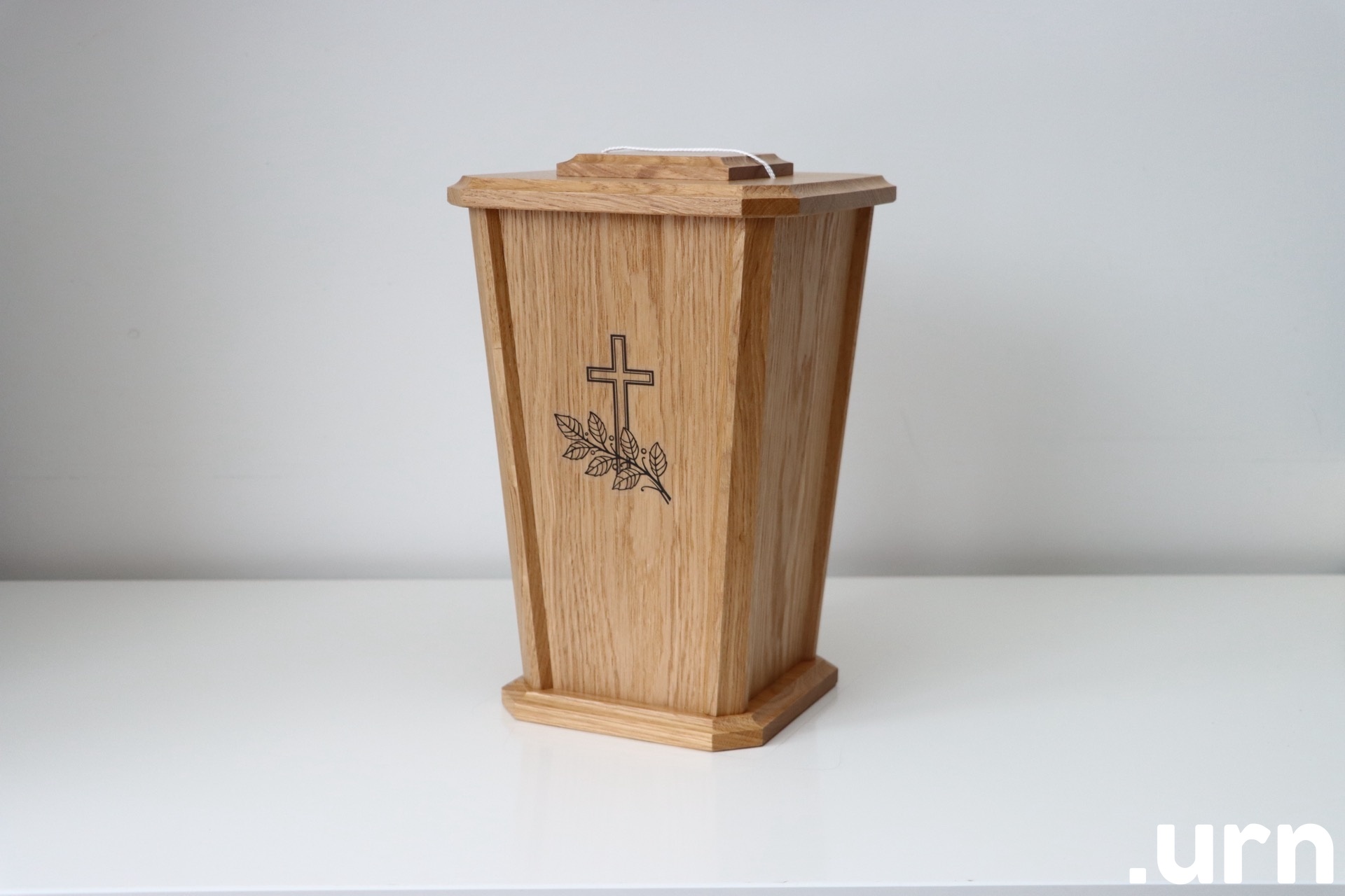 Tammepuidust Urn Rist Ja Puuleht 0117