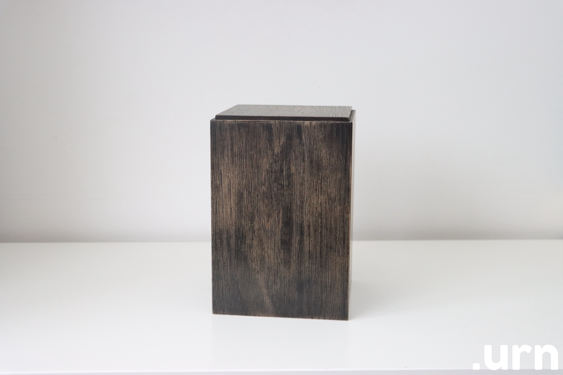 Kulutatud tammepuidust Urn 0166