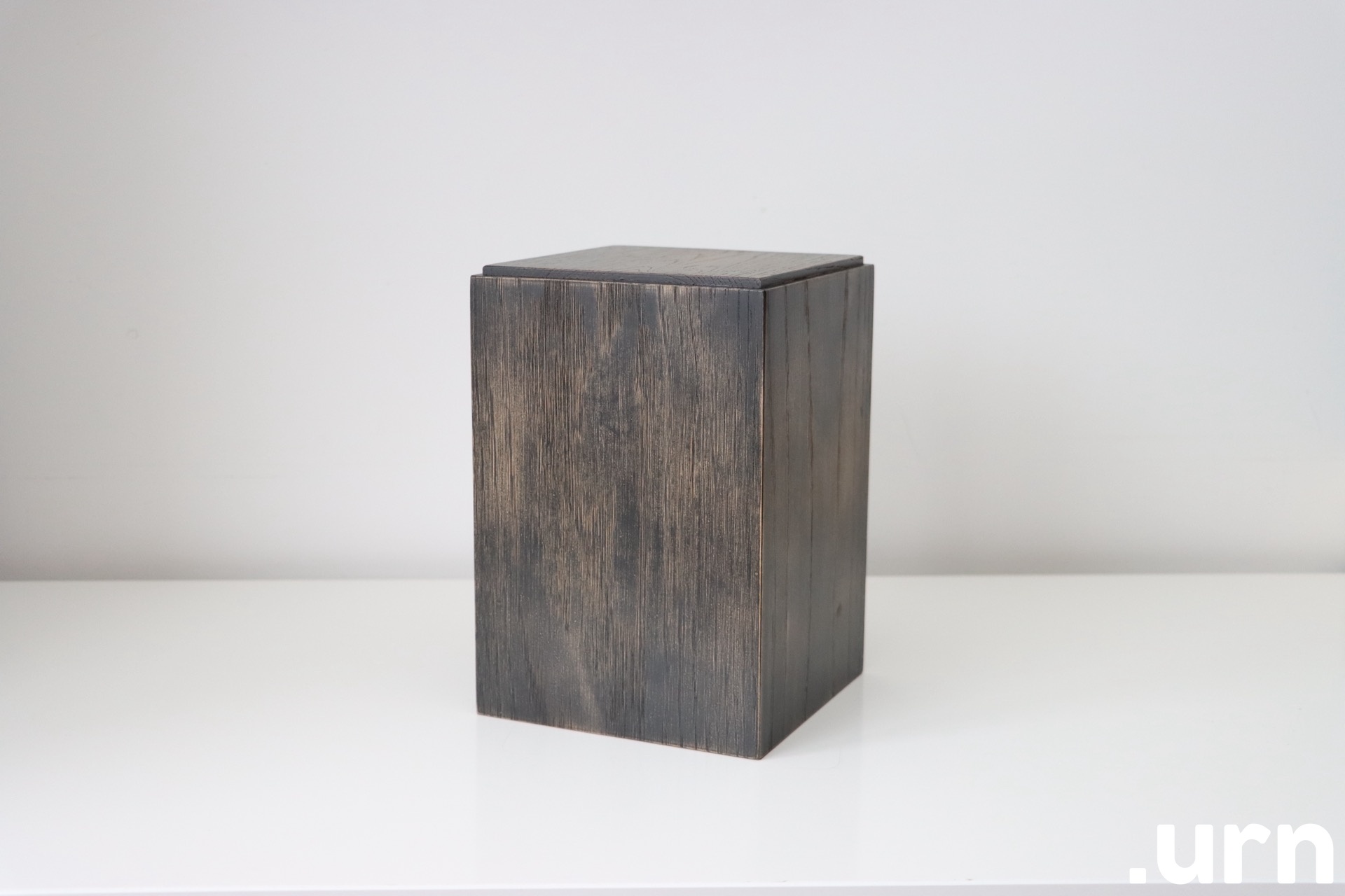 Kulutatud tammepuidust Urn 0166