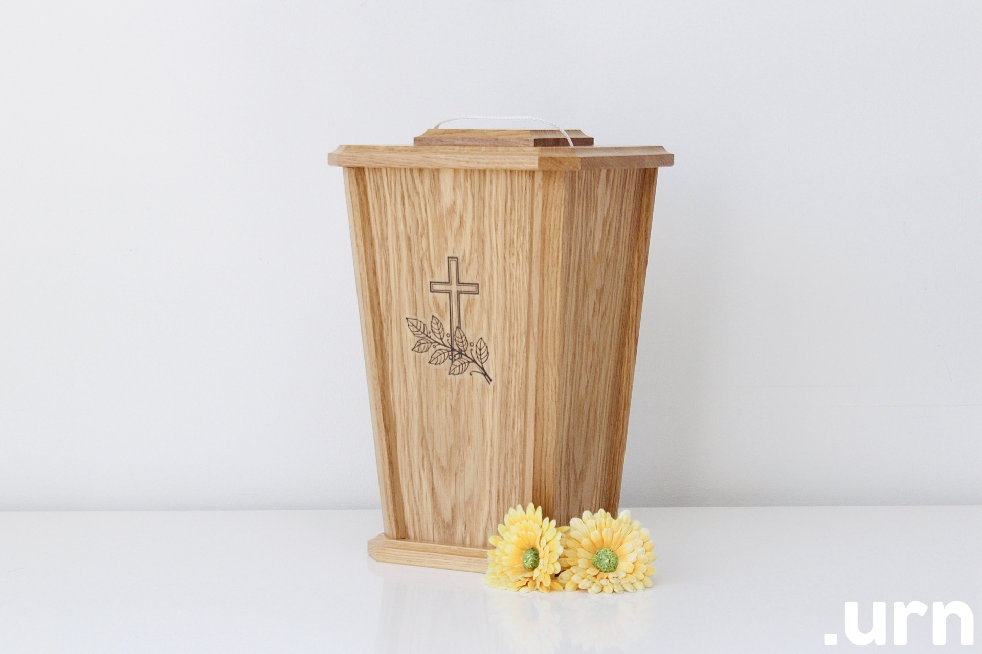 Tammepuidust Urn Rist Ja Puuleht 0117