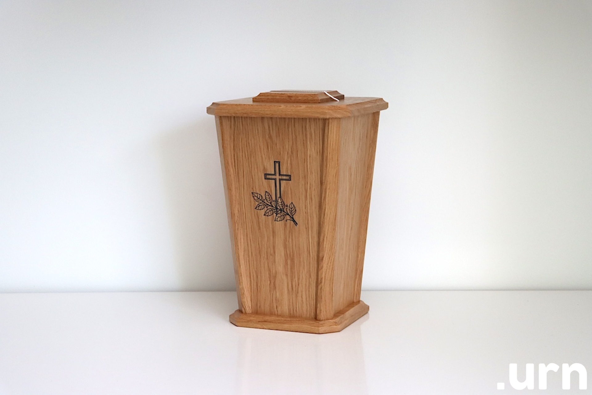 Tammepuidust Urn Rist Ja Puuleht 0117