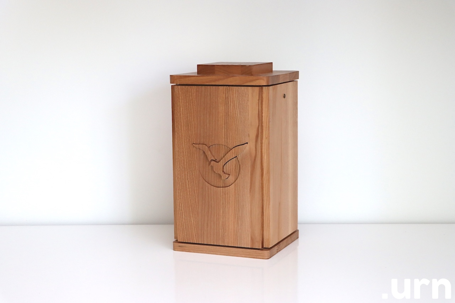 Tammepuidust Urn Linnuga 0125