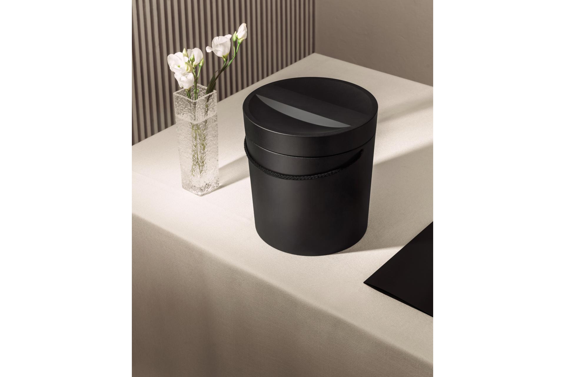 Naturn-Kaarna_urn-black.jpg