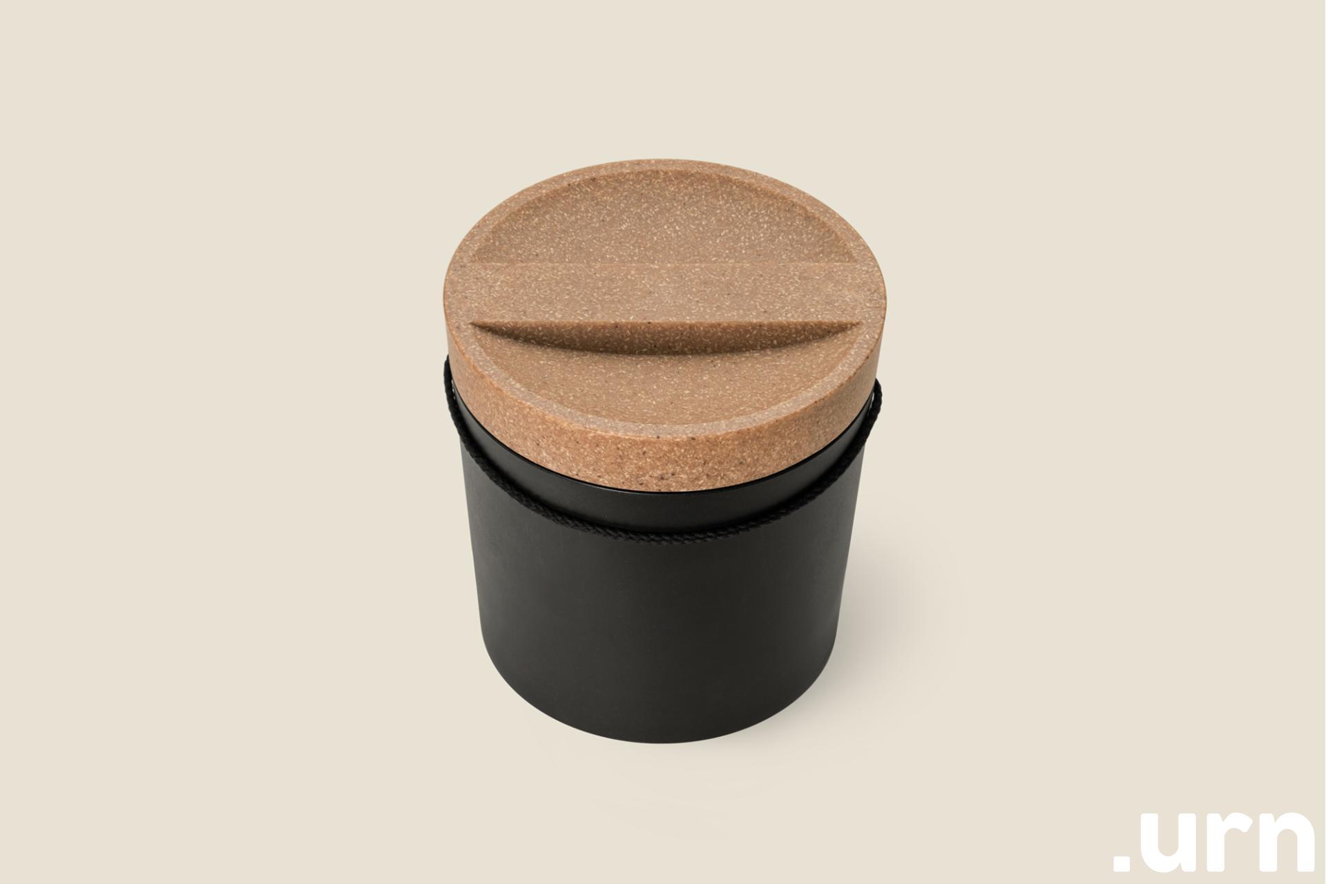 Naturn-Kaarna_urn_black_natural_lid_s2.jpg