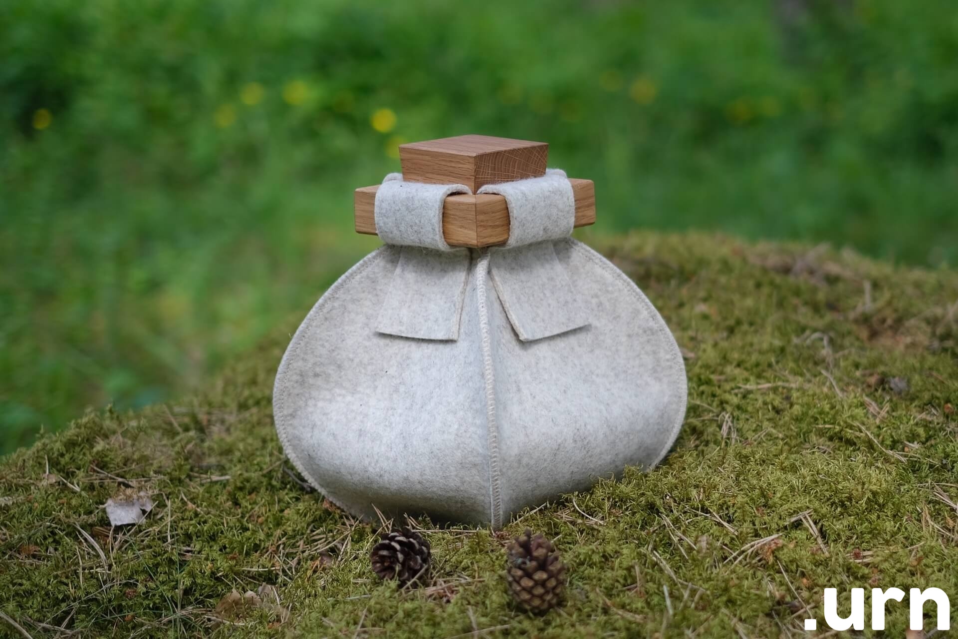 Ajatu Hele suur urn.jpg