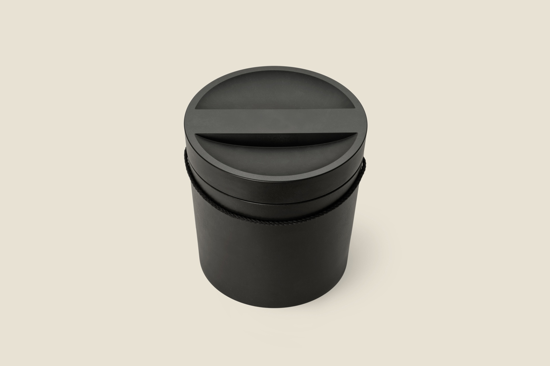 Naturn-Kaarna_urn_black_s2.jpg