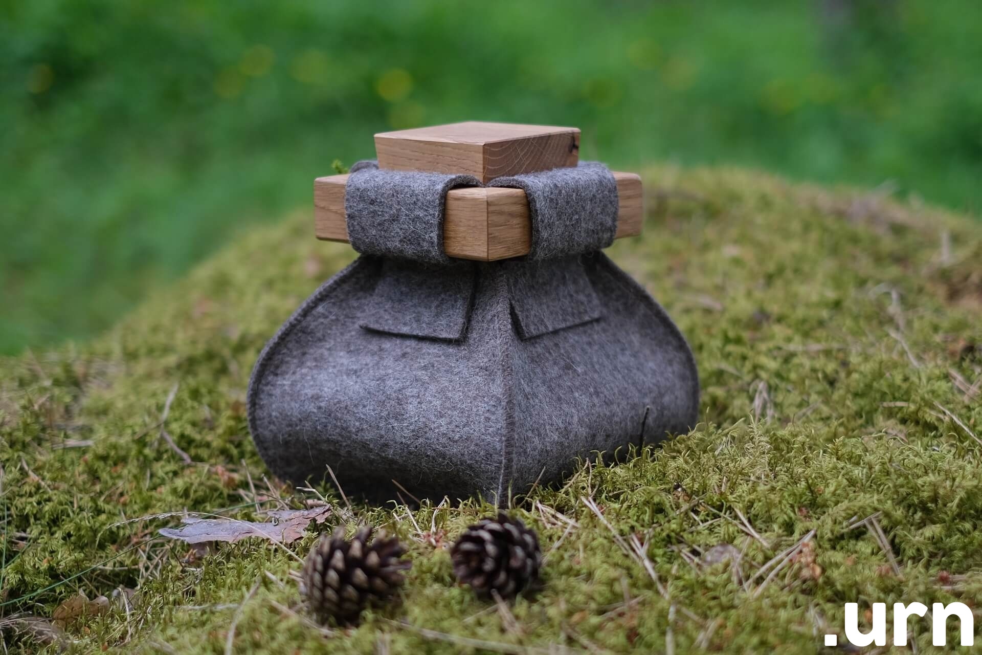 Puukoore Pruun väike urn.jpg
