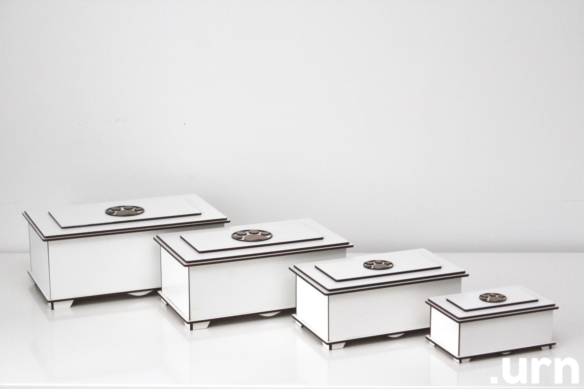 lemmiklooma urnid valged pikali.JPG