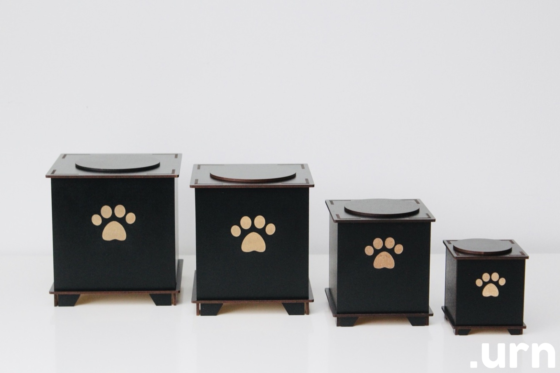 lemmikooma urnid mustad püsti.JPG